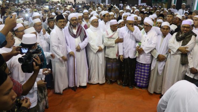
KH Idris Hamid bagikan Maklumat Dukungan ke Gus Ipul pada Belasan Ribu Jemaah