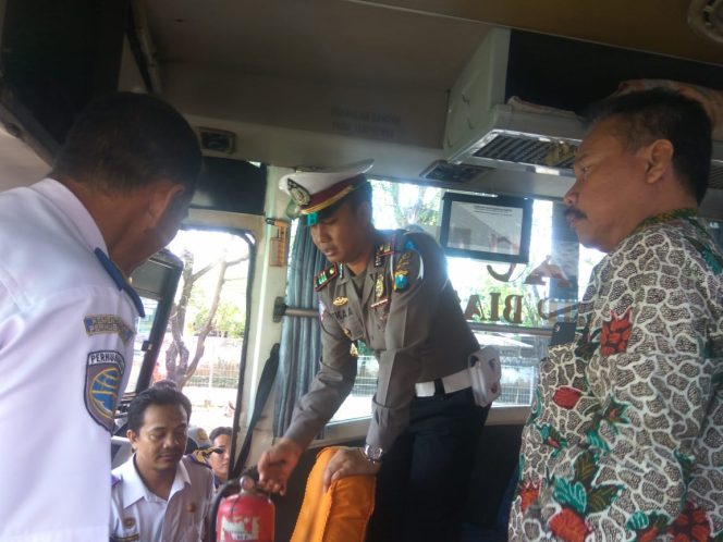 
Kasatlantas Polres Sumenep saat memimpin langsung pemeriksaan armada bus