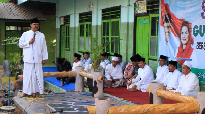 
Gus Ipul saat menghadiri acara Silaturrahim bersama masyarakat Lekok, Nguling, Grati di Yayasan Taman Pendidikan Nahdlatul Ulama, Lekok Pasuruan