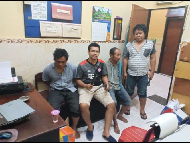 
Dua orang yang diamankan polisi usai menggerebek rumah pelaku Bidin (50), di Dusun Nongkesan Timur, Desa Pao Pale Laok, Kecamatan Ketapang, Kabupaten Sampang