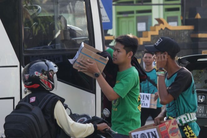
Supporter Trunojoyo mania galang dana di jalan raya sampang
