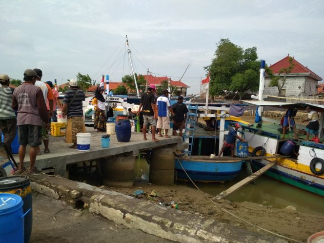 
Warga Mandangin saat menaiki kapal angkutan di Pelabuhan Tanglok, Kelurahan Banyuanyar, Kecamatan Sampang