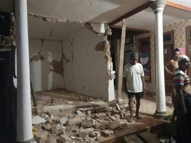 
Sala satu rumah yang rusak akibat gempa