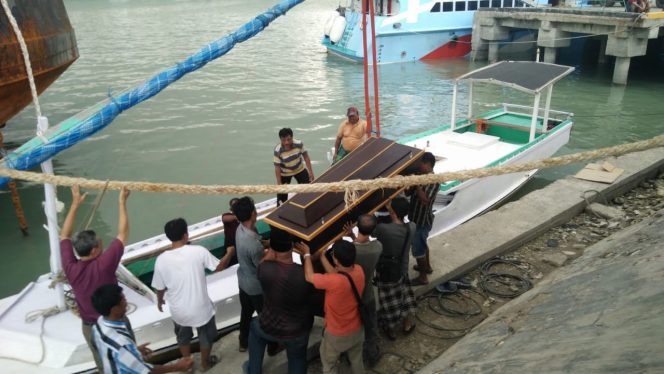 
Moh. Syarifuddin / Halil (54) asal Sawah Daya - Sangkapura - Bawean dinaikkan perahu