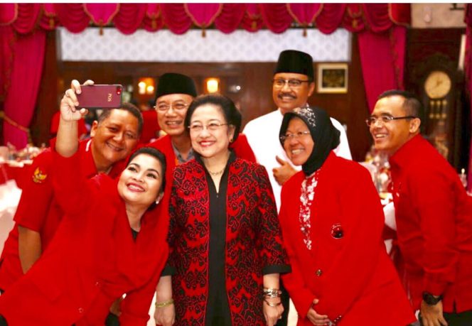 
SELFIE : Mba' Puti dan Gus Ipul Selfie dengan Megawati Soekarno Putri