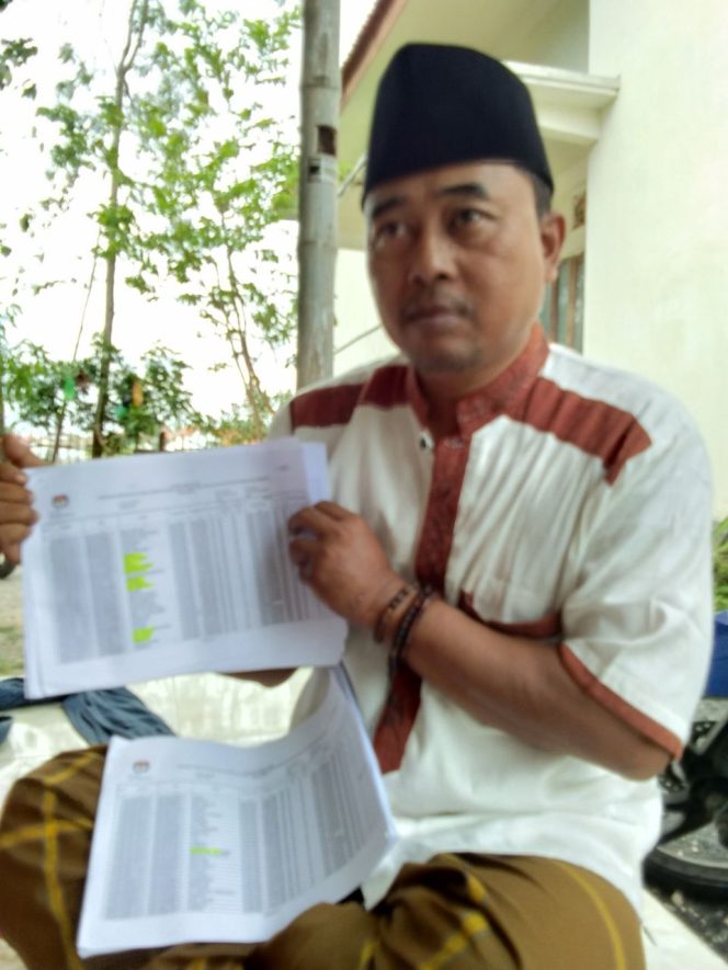 
Achmad Syaiful Mu'min (tokoh pemuda Desa Pangongsean) saat menunjukkan dokumen DPT