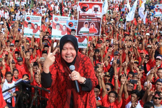 
Walikota Surabaya Tri Rismaharini menjadi salah satu juru kampanye bagi Calon Gubernur Jatim Saifullah Yusuf (Gus Ipul) dan Cawagub Puti Guntur Soekarno di Lapangan Gulun, Kota Madiun, Kamis (21/6/2018)