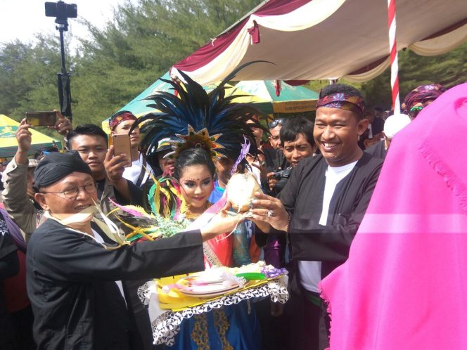 
Bupati dan Wakil Bupati Sumenep ketika membuka Pesta Rakyat Kupatan dan Festival Ketupat