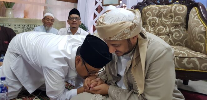 
Takdim: Gus Ipul cium tangan KH Muhammad Ismail Utsman Al-Zain Al-Makki asal Jeddah, Arab Saudi.