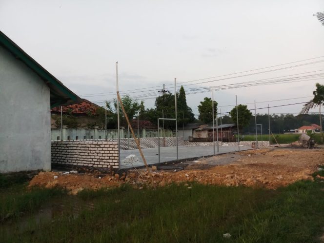 
Pembangunan sarana olah raga lapangan volly, di Desa Panggilen, Kecamatan Sampang, Kabupaten Sampang