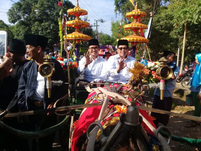 
Paslon Bupati Dan Wakil Bupati Bangkalan Ra Latif- Mohni saat mengikuti pagelaran kirab budaya di Kecamatan Socah.