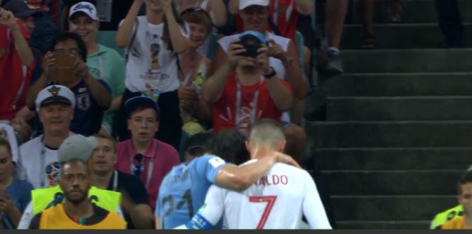 
Respect: Cristiano Ronaldo Memapah Edinson Cavani yang mengalami cedera keluar lapangan