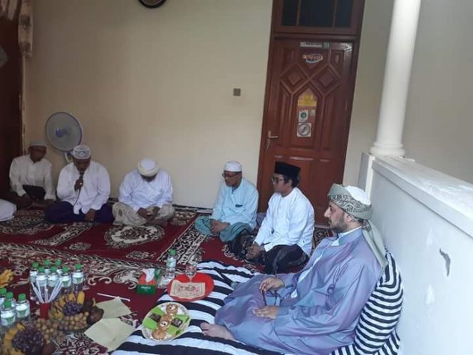 
Syeikh Muhammad bin Ismail saat berkunjung ke kediaman Ra Latif di Demangan Bangkalan