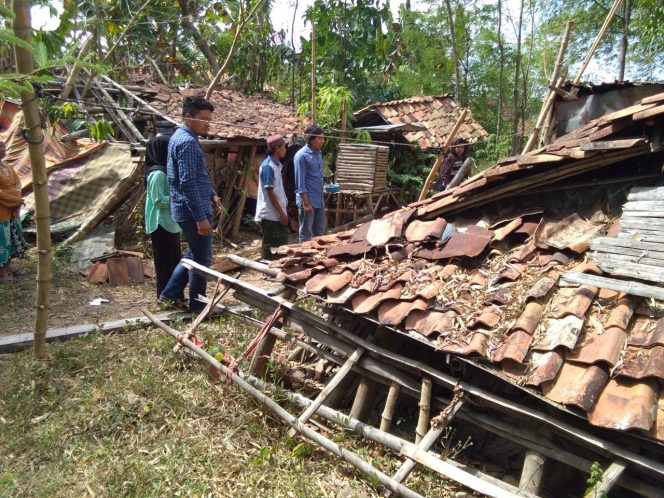 
Kondisi rumah Ambruk yang ditingali Mawan (63) warga Dusun, Kebuwen, Desa Kebun Sareh, Kecamatan Omben, Kabupaten Sampang