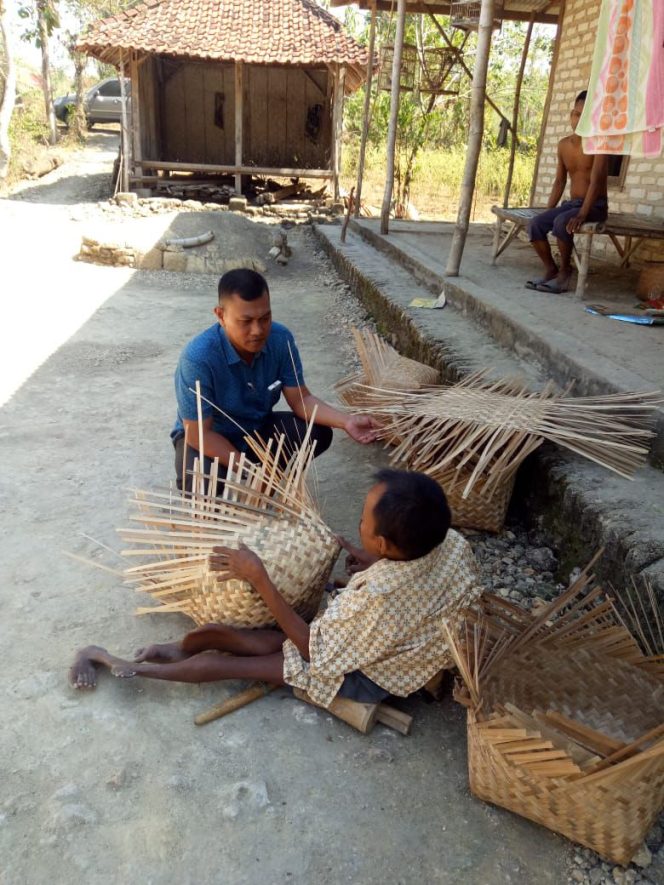 
Pak Petok dengan hasil kreativitasnya berupa bakul bambu pesanan warga setempat. Meskipun cacat fisik dia tetap semangat berkarya