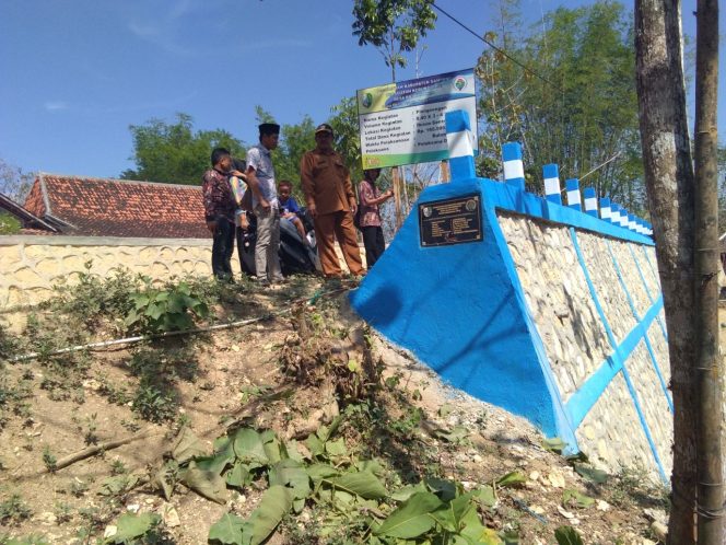 
Pembangunan Plengsengan di Desa Bajrasokah, Kecamatan Kedungdung, Kabupaten Sampang