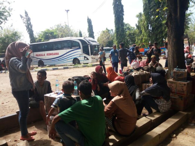 
Sejumlah masyarakat Sumenep saat hendak berangkat ke Jakarta di terminal Arya Wiraja Sumenep