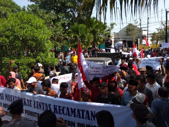 
Ratusam massa saat menggelar aksi di Kantor Pemkab Bangkalan