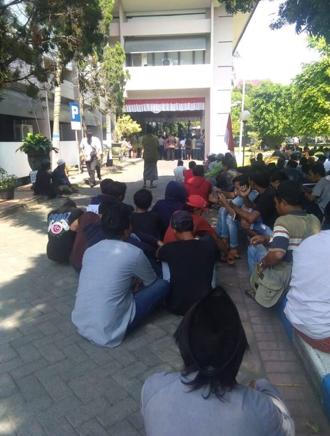 
Breaking News: Ratusan Massa Geruduk Kantor Pj Bupati Bangkalan