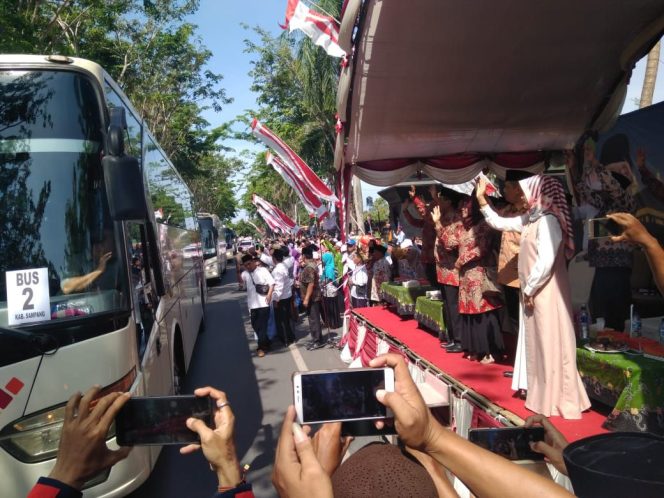 
Pemberangkatan CJH dari depan Pendopo Bupati Sampang
