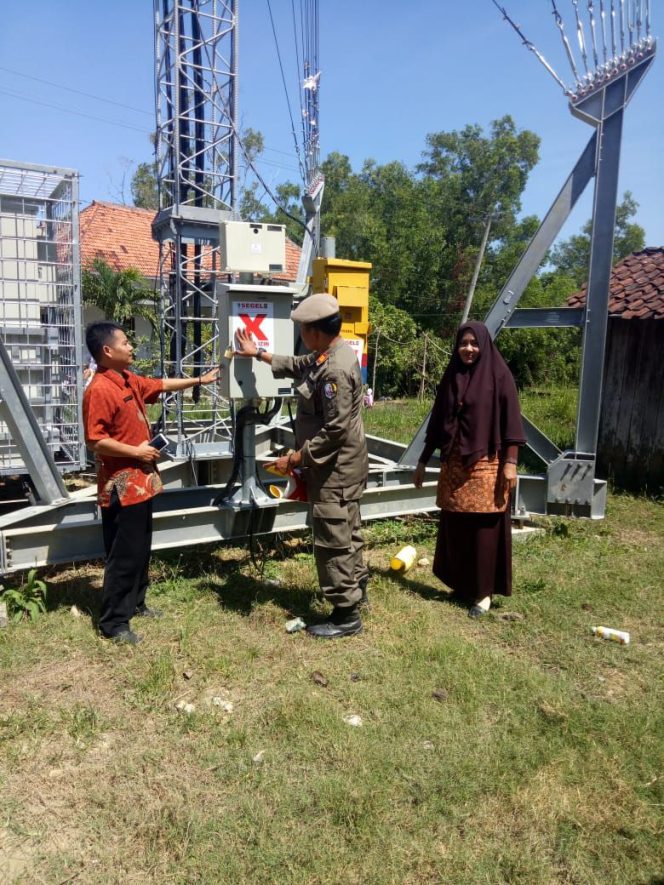 
Satpol PP segel dua tower tak beijin di Kabupaten Sampang