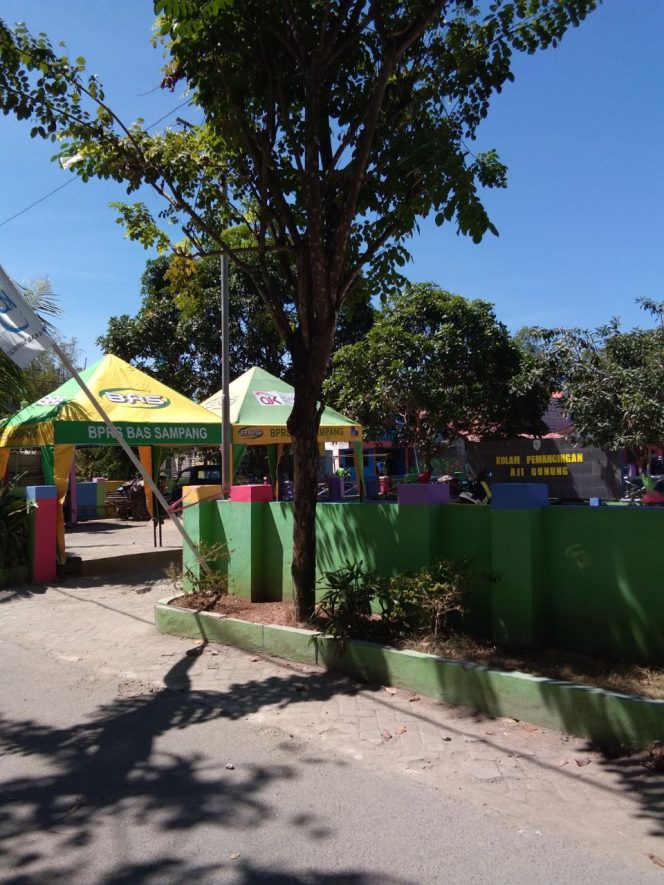 
Pengecetan rumah warga gratis  Kampung Kelir,  di Jalan Aji Gunung,  Kelurahan Gunung Sekar Sampang Kota