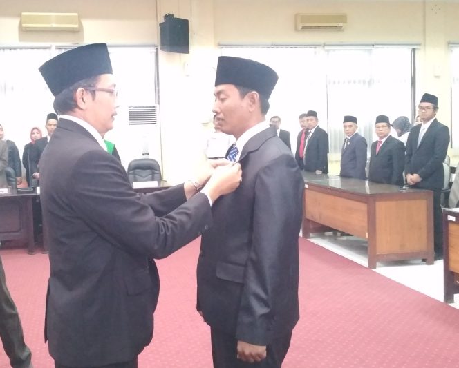 
Pemasangan pin DPR kepada Nur Fatta Yasin oleh Ketua DPRD Bangkalan Imron Rosyadi