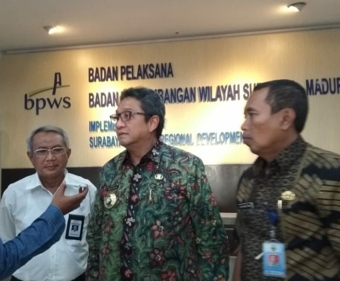 
PJ Bupati dan Agus Wahyudi dan Eddy Moeljono ketika rapat koordinasi di kantor BPWS
