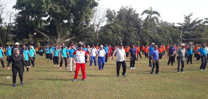 
PJ Bupati Bangkalan I Gusti Ngurah Setia Budi Ranuh senam bareng dengan para pesrta lomba dari berbagai OPD.