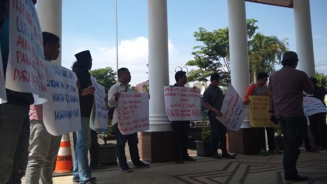 
Aksi Demo di Kejari Bangkalan