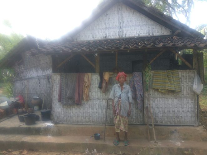 
Nyi Mohani, Wanita Tua yang Hidup Sebatangkara di Gubuk Reot dari Bambu