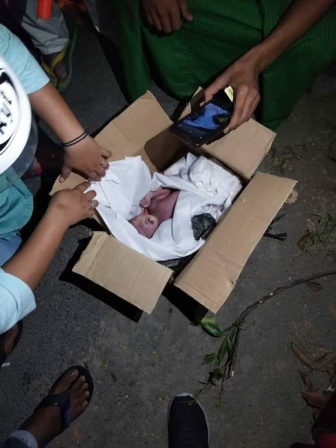 
Bayi terbungkus kardus ditemukan warga disekitar Masjid Agung Sampang