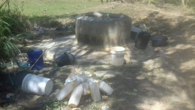 
Jerigen dan wadah air milik warga anti di Sumur, Desa Nyiloh