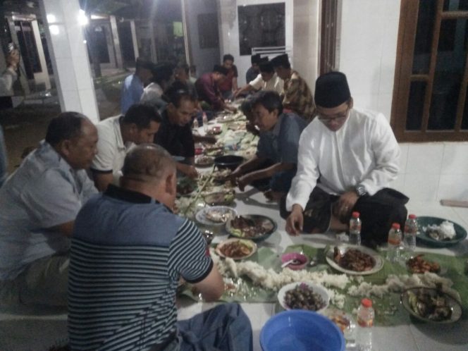 
Bupati Bangkalan terpilih Abdul Latif Amin Imron (baju putih) makan bareng bersama masyarakat Arosbaya dalam acara tasyakkuran, Sabtu malam (11/8/2018).