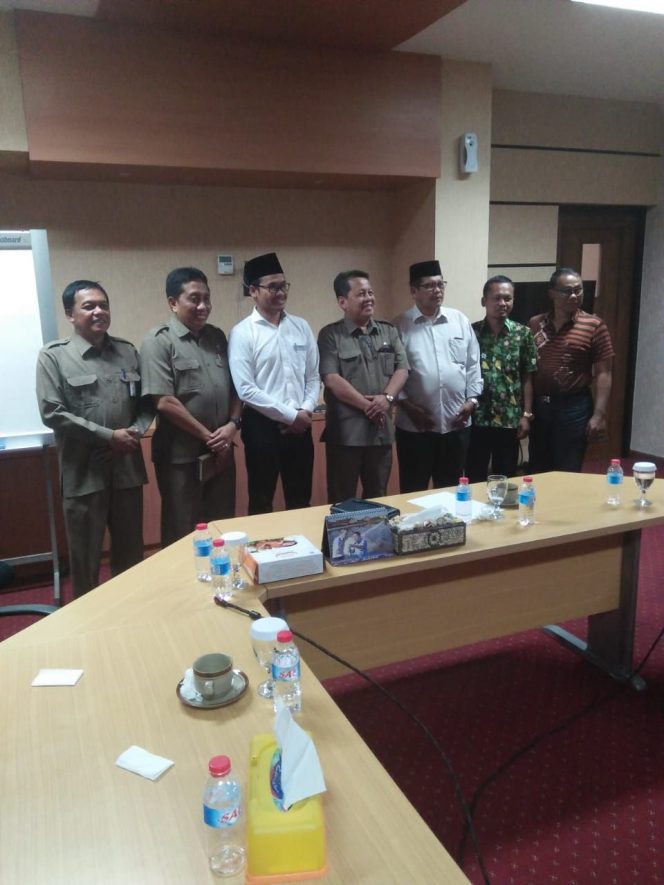 
Bupati dan Wakil Bupati Bangkalan terpilih saat foto bareng dengan Rektor UTM dan jajarannya.