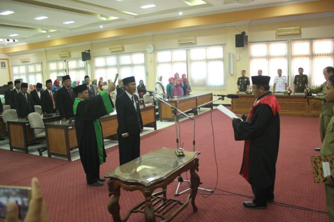 
Proses pelantikan Hosyan Muhammad menjadi Wakil Ketua DPRD Bangkalan