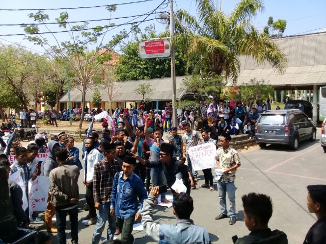 
Puluhan mahasiswa saat menggelar aksi demo didepan Rektorat IAIN Madura