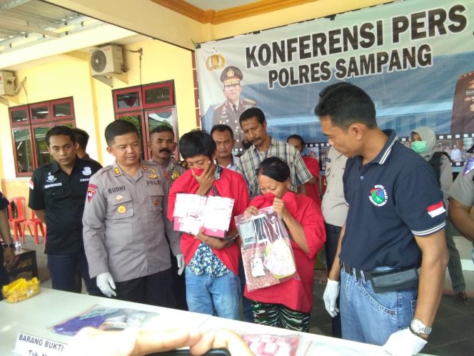
Ibu dan anak penjual sabu yang berhasil ditangkap Polres Sampang.