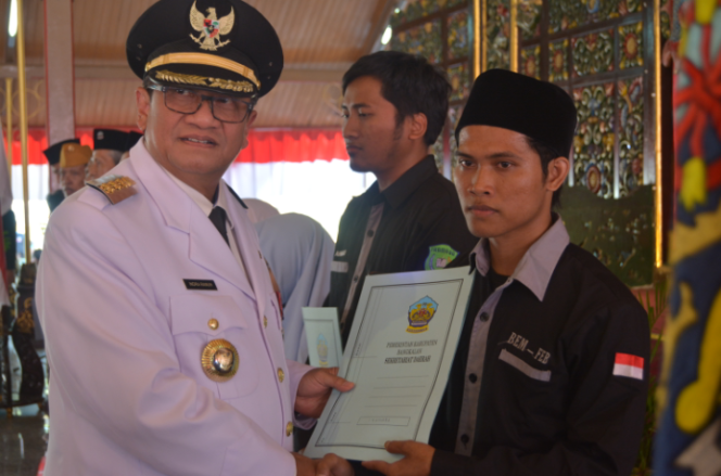 
Pj Bupati Bangkalan saat memberikan penghargaan biasiswa kepada mahasiswa Ikamaba