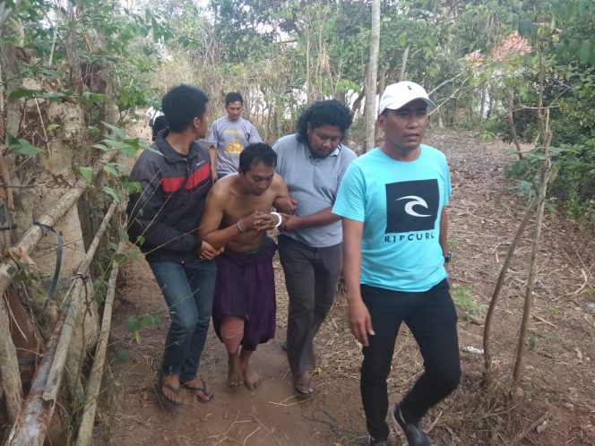 
Kasatreskrim Polres Bangkalan AKP Jeni Al-Jauza dan anggotanya saat menangkap tersangka maling sapi