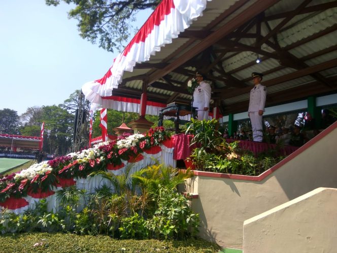 
Pj Bupati Bangkalan saat melaksankan upacara bendera