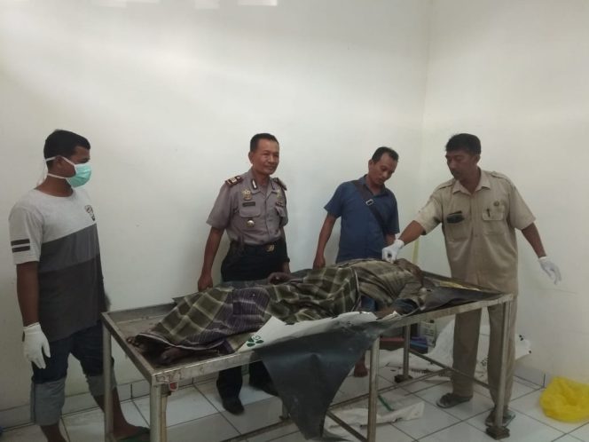 
Mayat pria tanpa identitas saat berada di RSUD Syamrabu Bangkalan
