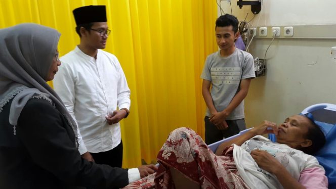 
Ra Latif saat mengunjungi salah satu pasien di RSUD Syamrabu