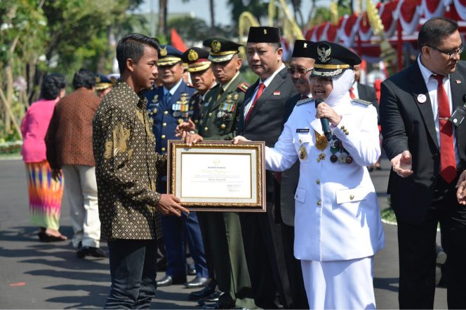 
Walikota Surabaya Tri Rismaharini saat memberikan penghargaan
