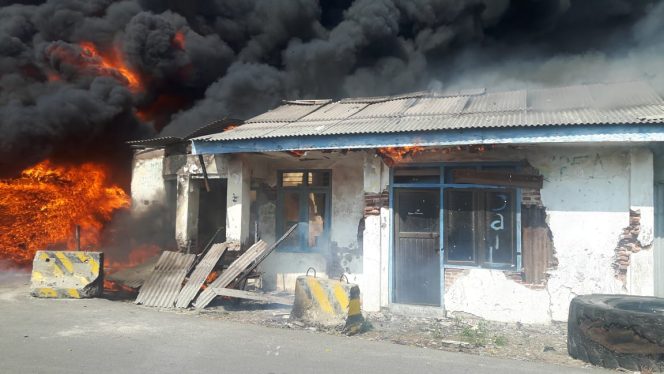 
Api yang mulai merambat ke kantor lama ASDP pelabuhan timur Kamal