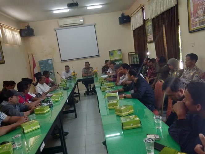 
Dialog gabungan LSM sampang bersama tim Saber pungli,  di Aula Mini Rumah Dinas Wakil Bupati Sampang, Jln. Trunojoyo,