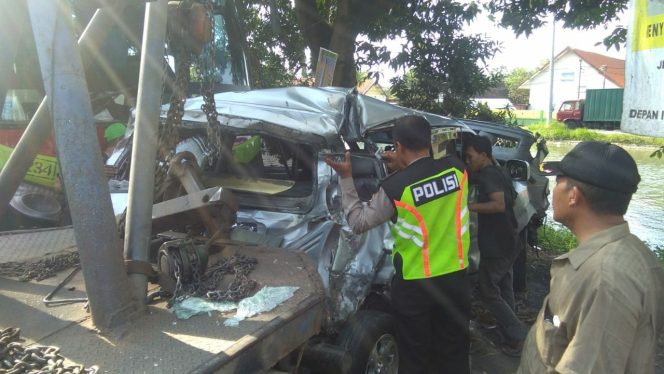 
Petugas kepolisian mengevakuasi kendaraan yang terlibat kecelakaan.