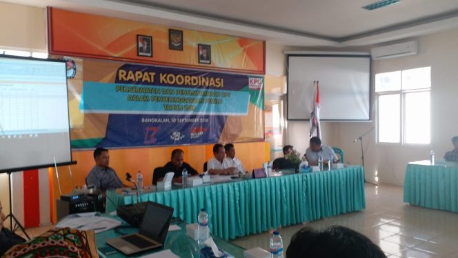 
Rapat koordinasi tentang pencermatan dan penyempurnaan Daftar Pemilih Tetap (DPT) dengan partai politik (Parpol), Bawaslu Bangkalan dan seluruh PPK se-Bangkalan.