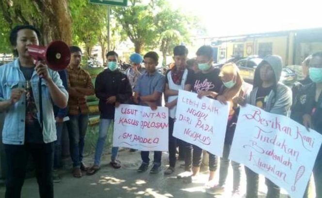 
Sejumlah mahasiswa saat melakukam aksi demo di Mapolres Sumenep