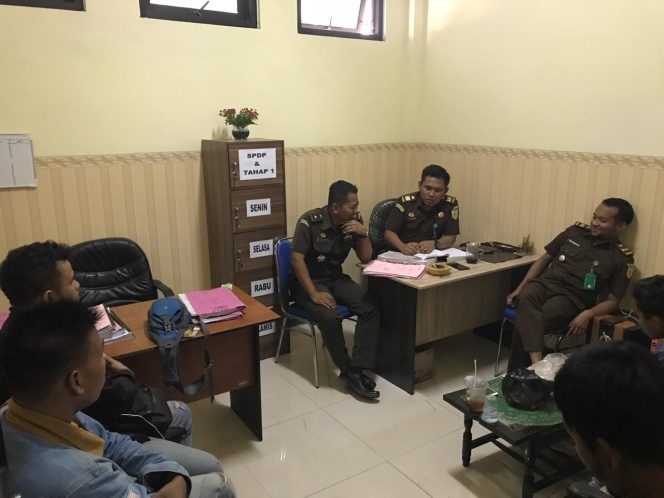 
Kasi Pidum Kejari Bangkalan Choirul Arifin dan JPU Angga saat memberikan penjelasan ke sejumlah wartawan